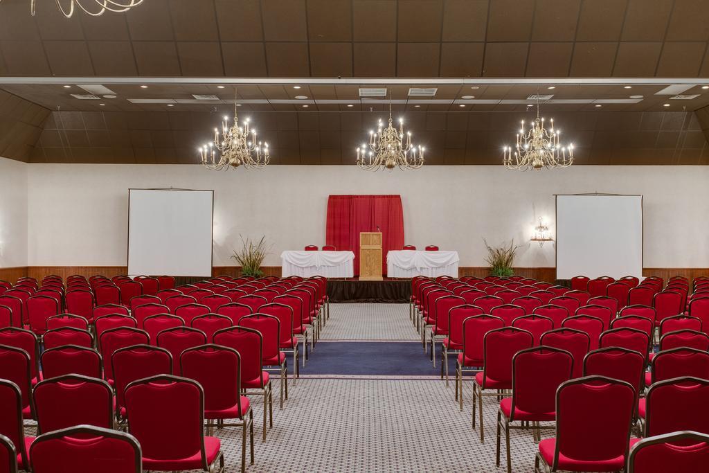 Y O Ranch Hotel And Conference Center Кервилл Экстерьер фото