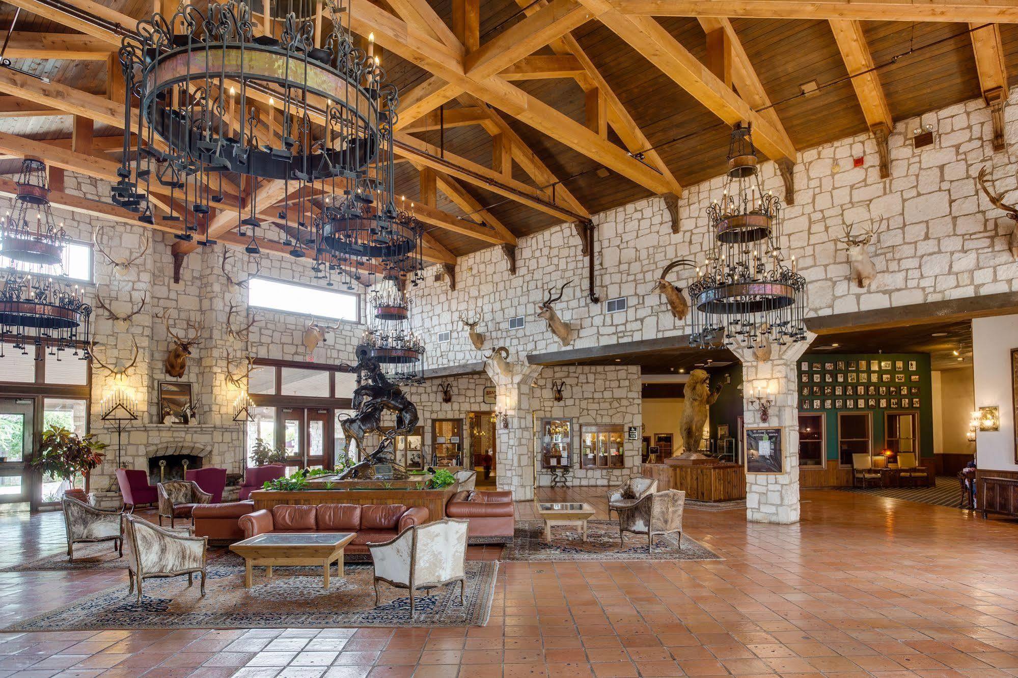 Y O Ranch Hotel And Conference Center Кервилл Экстерьер фото