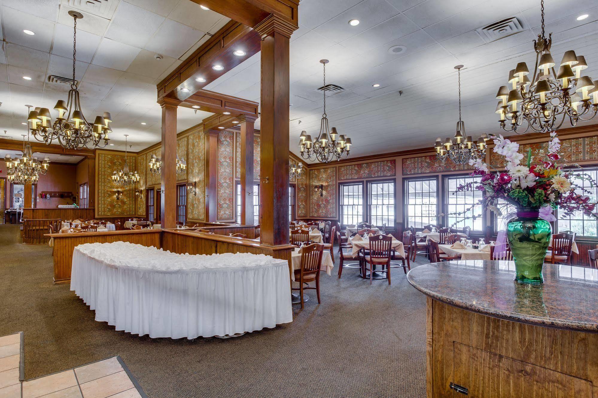 Y O Ranch Hotel And Conference Center Кервилл Экстерьер фото